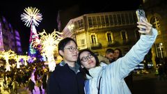 Imagen de turistas visitando la Navidad de Vigo