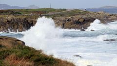 Olas en el paseo mar�timo de Burela (imagen de archivo)