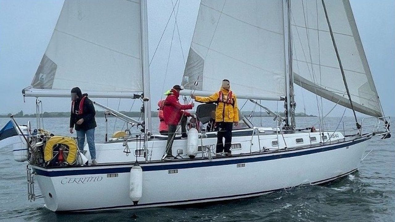 Rescatan a los seis tripulantes de un velero que quedó a la deriva a 115 millas al noroeste de Fisterra