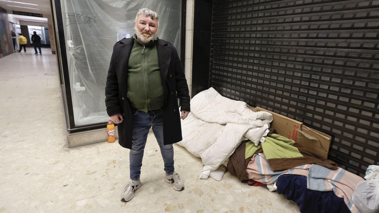Isidoro, dos meses durmiendo en la calle en Vilagarcía: «Estoy enfermo y hay gente que me tira agua por la noche»