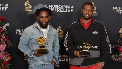 Kendrick Lamar y el productor Sounwave con los gramfonos