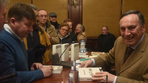 Agustín Fernández Martínez, hijo de Fernández Oujo, firmó ejemplares de «Poemarios» en su presentación