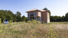 El futuro parque cient&iacute;fico y tecnol&oacute;gico de Zas se construir&aacute; en la zona ampliada, y en varias fases, del parque empresarial. En la imagen, m&aacute;s all&aacute; del edificio (y del r&iacute;o) de la Asociaci&oacute;n de Empresarios Terra de Soneira, que es una parte de sus l&iacute;mites territoriales.
