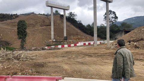 El alcalde de Tineo, Jos Ramn Feito, junto a las obras del puente de La Barrosa