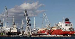 Imagen de archivo de dos buques en reparaci�n en Navantia Ferrol.