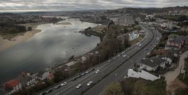 La vista de la r�a y de la playa de Santa Cristina desde el hospital cura casi tanto como los sabios m�dicos del Chuac. 