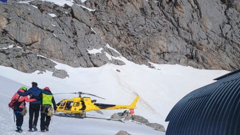 Bomberos del SEPA trasladan a un hombre al hospital tras sufrir un esguince en Cabrales
