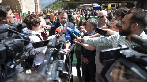 Los presidentes de Cantabria, Miguel ngel Revilla (c-d), y del Principado de Asturias, Adrin Barbn (c-i), atienden a los medios a su salida de la ceremonia de la Solemnidad de Santo Toribio de Libana, en la que se abri la llamada Puerta del Perdn, este domingo. 