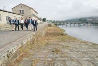 Los responsables de Costas y del Concello recorrieron la zona en la que se har� el paseo. 