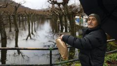 Un vecino se�ala la crecida del r�o