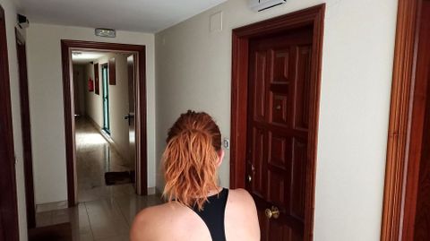 Una vecina, junto a la puerta del primer piso en el que vivan Dolores Gonzlez y su hijo