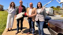 El alcalde se rodeó de concejales para presentar las nuevas luminarias