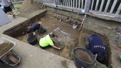 Trabajos en las supuestas fosas franquistas del cementerio de Beira, en Carral 