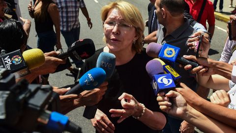 Luisa Ortega Daz, fiscala general de Venezuela y una de las voces ms crticas con Nicolas Maduro, hablando con la prensa en Caracas