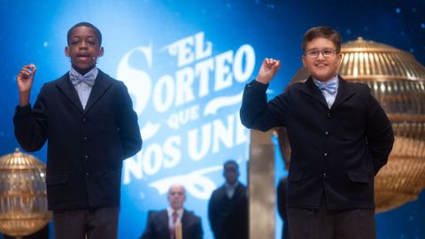 Adam Lucas Kadmiri (i) y Sergio Abaga (d), cantan un quinto premio, el n�mero 37.876 durante la celebraci�n del Sorteo Extraordinario de la Loter�a de Navidad 2024