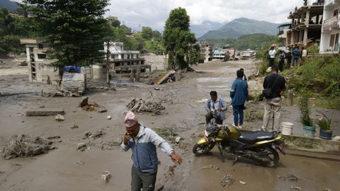 Varios vecinos afectados por la riada de Nepal