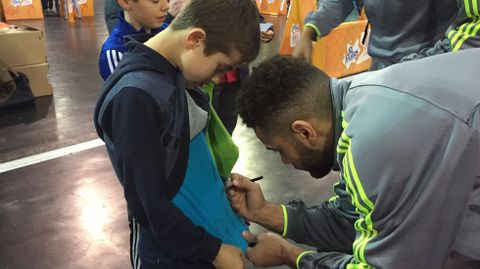 Los jugadores del Real Madrid no se cansaron de firmar aut�grafos.