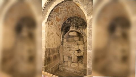 La parte interior de la puerta románica ha quedado a la vista