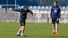 Anquela Hidi Requexon Real Oviedo Horizontal.Anquela da ordenes durante el entrenamiento