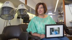 La santiaguesa Paula S�nchez muestra una foto en la que est� junto a su padre, el fundador de �Antonio, peluquer�a de se�oras�, el popular sal�n de la R�a do Vilar que ella hered�