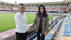 La presidenta del Pontevedra CF, Lupe Murillo, junto al entrenador, Yago Iglesias, en el estadio de Pasar�n