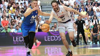 Gal�n intercept� el bal�n y acab� anotando en esta acci�n a la contra