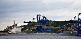 En la fotograf�a, un carbonero descargando en el puerto exterior, rada que a�n carece de enlace ferroviario.