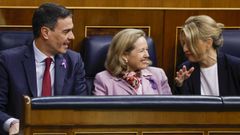 Pedro S�nchez conversa con Nadia Calvi�o y Yolanda D�az durante la sesi�n de control al Ejecutivo en el Congreso