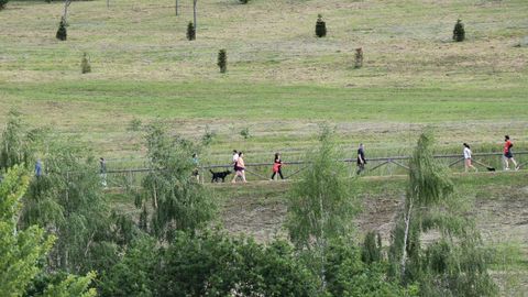 Gente haciendo deporte en las inmediaciones de la pista finlandesa, en Oviedo