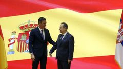 El presidente del Gobierno espa�ol, Pedro S�nchez, y el presidente del Parlamento serbio, Ivica Dacic, este s�bado antes de su reuni�n en Belgrado