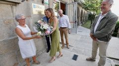 La conselleira de Poltica Social, Fabiola Garca, este martes en Pontevedra, donde entreg un ramo a la directora de la escuela infantil O Toxo, Luisa Pereira