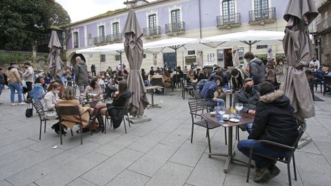 Terrazas llenas en la zona vieja de Pontevedra