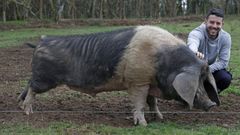 Ces�reo con su due�o Sa�l Rouco en la granja Fraga do Couto, en Vilalba