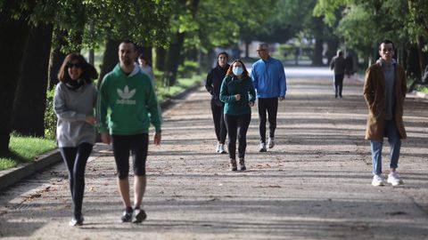 Gente haciendo deporte en  la Alameda de Santiago