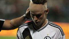 Momento en el que la piedra alcanza al futbolista