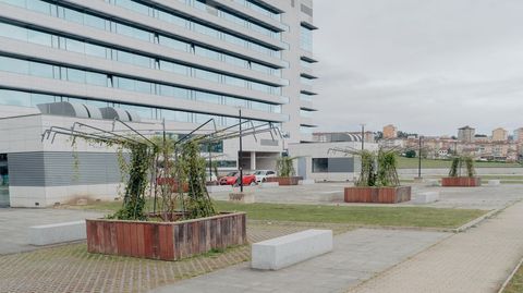 Con las p�rgolas instaladas en la explanada frente al nuevo edificio de hospitalizaci�n del CHUO se busca crear zonas de sombra y bajar la temperatura en el aparcamiento situado debajo.