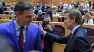 S�nchez y Feijoo se saludan en el Senado