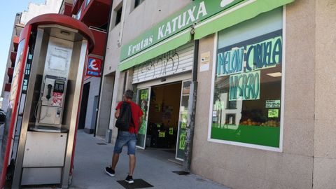 Atracan a punta de cuchillo la fruter�a Catuxa en Vilagarc�a