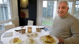 Miguel Cedeira, del restaurante San Isidro, con algunas de las preparaciones de bacalao que ofrece en su establecimiento de Bergondo