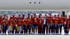 La plantilla de la selecci�n espa�ola posa con el t�tulo de campeones del mundo a su llegada a la terminal cuatro del aeropuerto Adolfo Su�rez de Barajas.