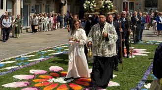 Procesi&oacute;n sobre la alfombra floral en la Praza Maior viveirense