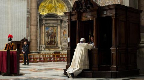 Tampoco han cambiado sus costumbres, come y cena con el resto de sacerdotes en el autoservicio de San Marta y ha eliminado algunos peque�os detalles del protocolo como ser ayudado para vestirse