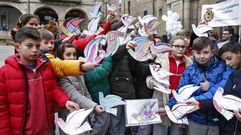 Paz Ourense.Lectura de manifiesto y suelta de globos en la praza Maior de Ourense
