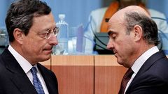 Draghi, con De Guindos, en la reuni�n del Eurogrupo