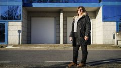 Amparo, ante la nave de trabajo de Textiles Celestina, la �ltima de la comarca de Monterrei