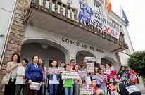 Ni�os y padres se concentraron ayer ante el Concello con motivo de la reuni�n con el alcalde. 