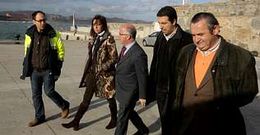 El presidente de Portos (con corbata) flanqueado de autoridades ayer en San Cibrao.