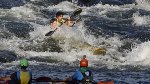 Fiesta de la piragua en el Sil.M�s de trescientos participantes y numerosos p�blico disfrutaron del descenso internacional