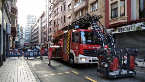 Despliegue de bomberos en la calle Luanco