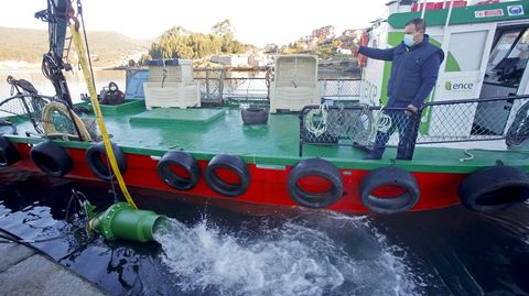 Pruebas en el puerto de Campelo, en Poio, del equipo para succionar algas